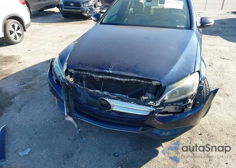 2015 Mercedes-Benz C 300 4Matic z USA, uszkodzony, nr VIN 55SWF4KB1FU058951